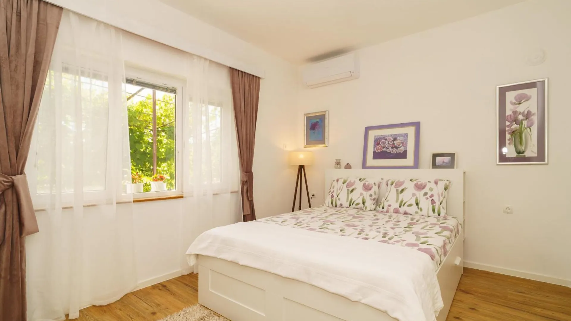 Jacuzzi Garden Retreat Apartment Bribir