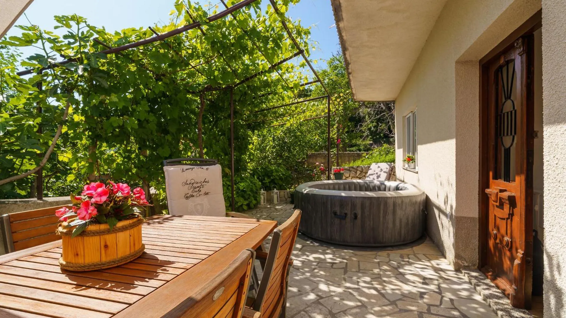 Jacuzzi Garden Retreat Apartment Bribir  Croatia