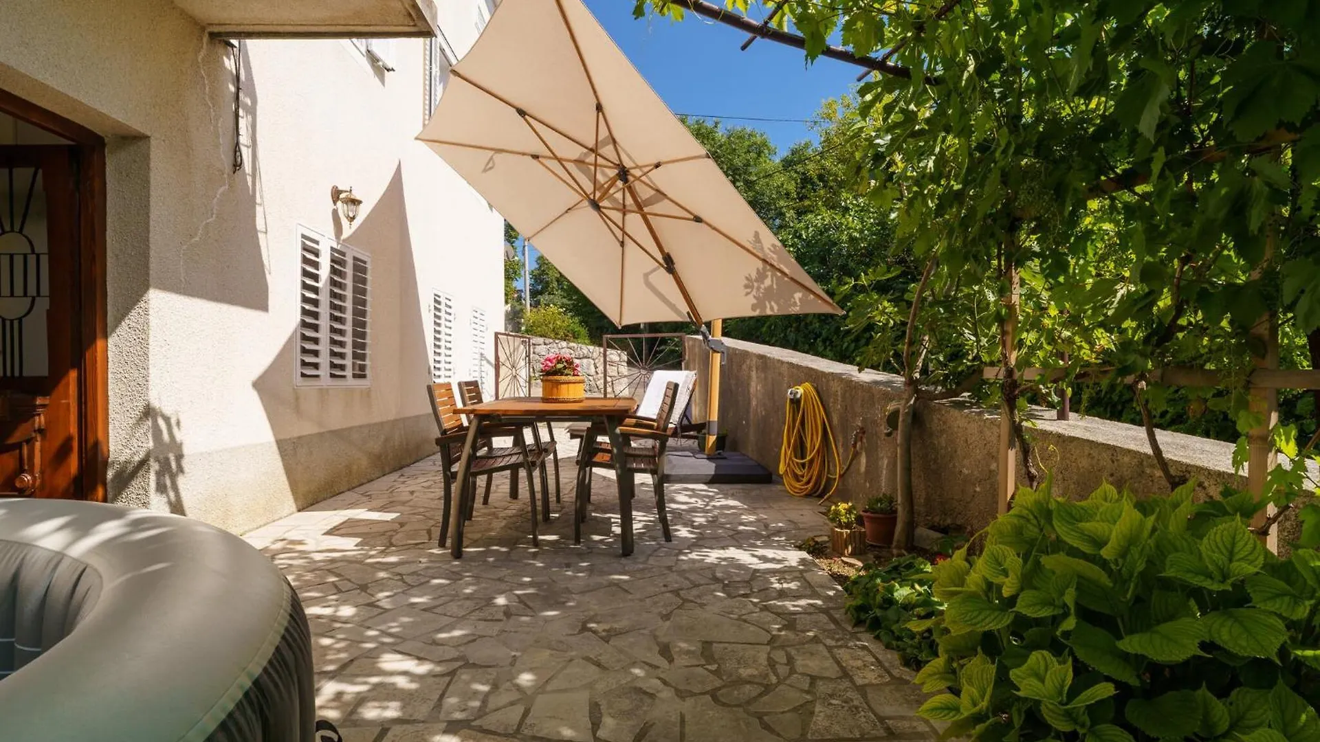 Jacuzzi Garden Retreat Apartment Bribir