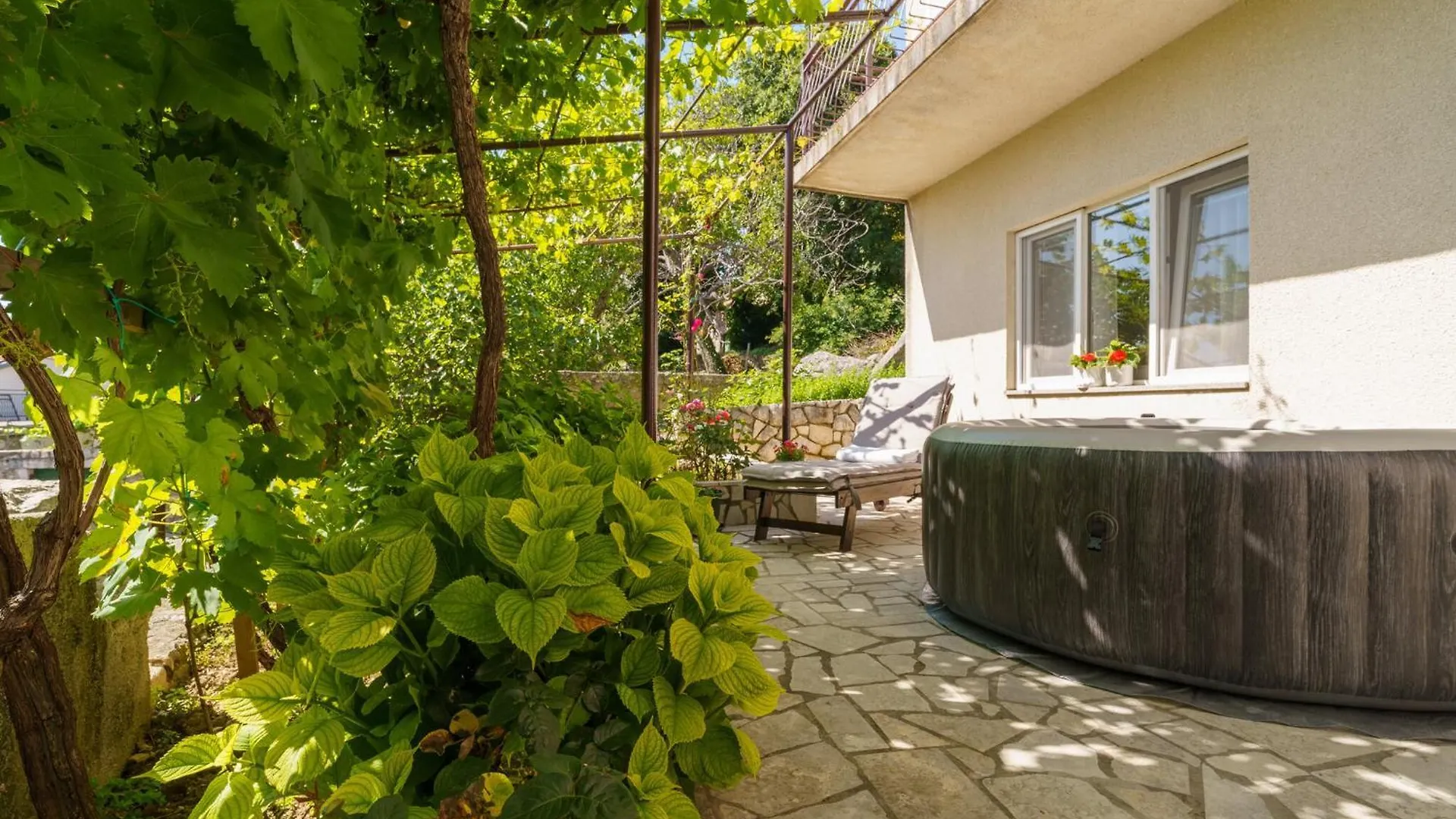 Jacuzzi Garden Retreat Apartment Bribir   Bribir (Primorje-Gorski Kotar)