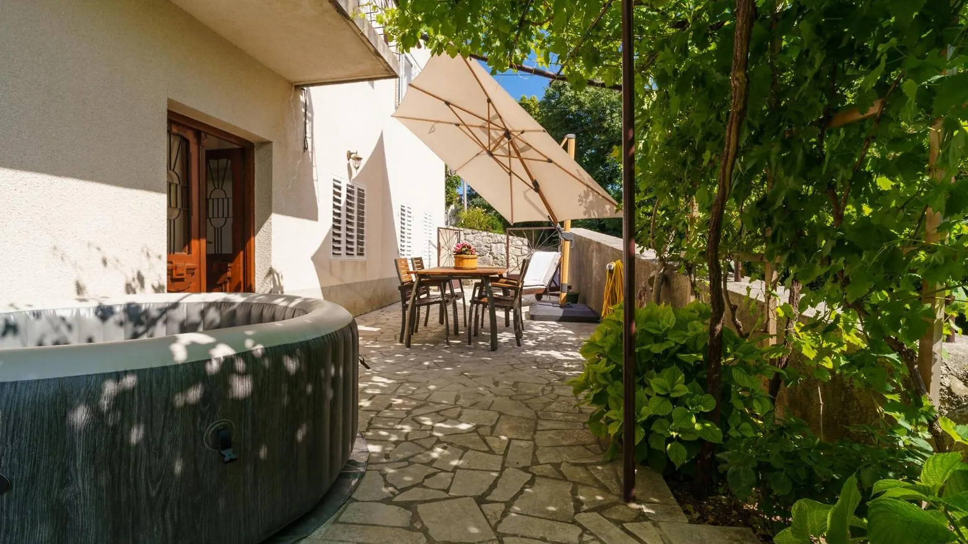 Jacuzzi Garden Retreat Apartment Bribir